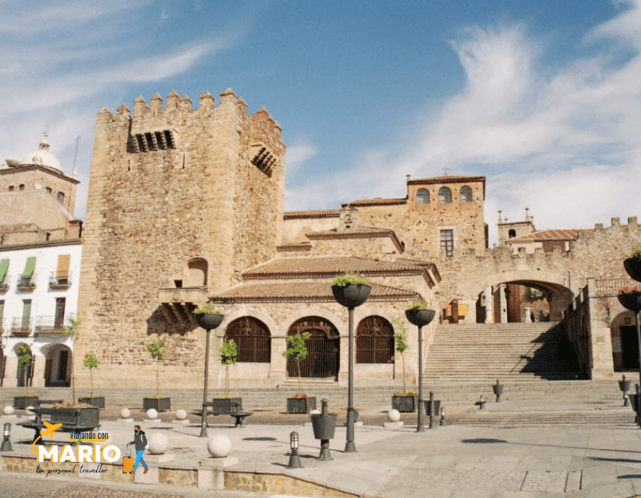 Arco Plaza Mayor de Cáceres en verano