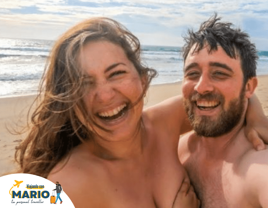 Pareja en playa nudista Valencia