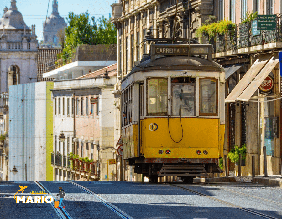 Tranvía Lisboa con niños